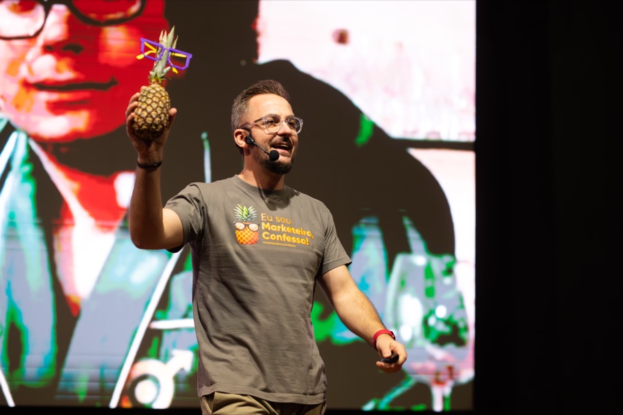 Marcus Tonin palestrando com o abacaxi do Marketeiro Confesso